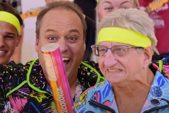 Frans Bauer & Tante Rikie maken Zwarte Cross versie van Hoofd, Schouders, Knie en Teen