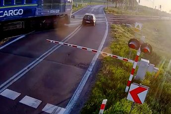 Poolse stuntchauffeur gooit auto voor trein bij spoorwegovergang