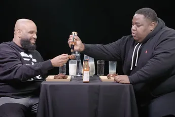 Rapper Bigidagoe heeft het vanaf hap één moeilijk bij Hot Ones