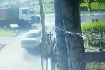 Fietser wilde door auto heen, maar kwam niet verder dan een salto