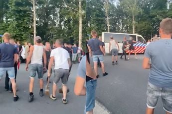 Boerenprotest loopt uit de hand: Boeren slaan met hamers in op politieauto's