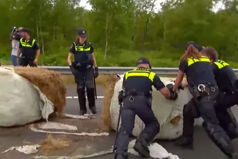 LOL! Politie probeert wegversperring van boeren op A67 opzij te duwen