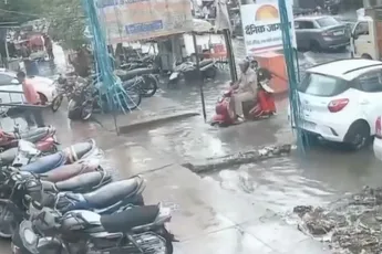 Scootertje is ineens door zware regenval een duikboot