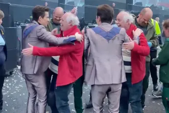 The Killers leggen show in Manchester stil om te kijken of het goed gaat met 67-jarige Crowdsurfer