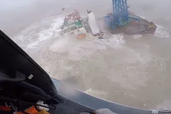 Reddingsactie na gebroken schip voor de kust van Hong Kong