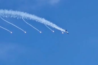 In Belgische Koksijde is luchtmacht met flares aan het flexen