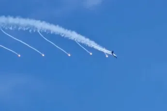 In Belgische Koksijde is luchtmacht met flares aan het flexen
