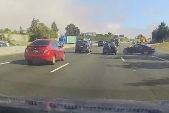 Straatrace tussen het verkeer gaat verre van goed na inhaalactie over vluchtstrook