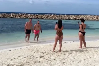 Mannen met bolle buiken draaien de influencer rollen even om