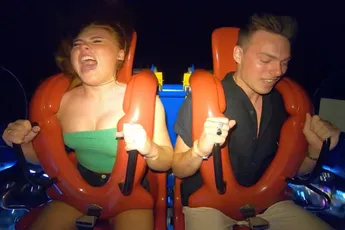 Roodharige schreeuwlelijk laat zich horen tijdens Slingshot rit