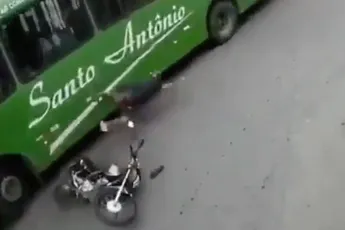 Helm is grote redder in crash tussen motorrijder en bus