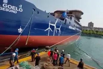Meerpaal gaat net als schip voor het eerst het water in