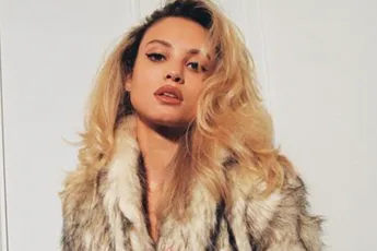 Model Rose Bertram nu ook officieel weer op de markt na breuk met Gregory van der Wiel