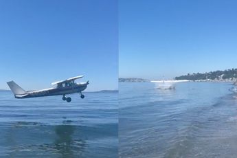 Piloot vliegt het water in bij Alki Beach in Seattle