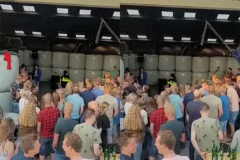 Politie zit op een boer en geeft een lapdance weg