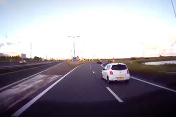 Te hard rijdende auto haalt rechts in en knalt tegen lantaarnpaal op afslag Schiphol