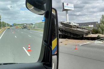 Vrachtwagen met tank ramt geluidsscherm op A12: 'Hey Defensie You can't park there!'