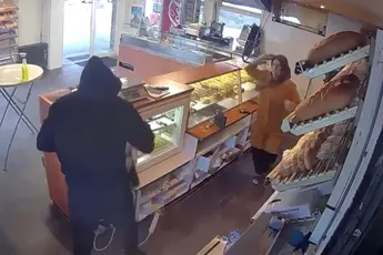 Vrouw verjaagt met theedoek en schoonmaakspray overvaller uit bakkerij in Deventer