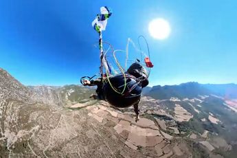 Paraglider Kevin Philipp kruipt door het oog van de naald na in de knoop geraakte parachute