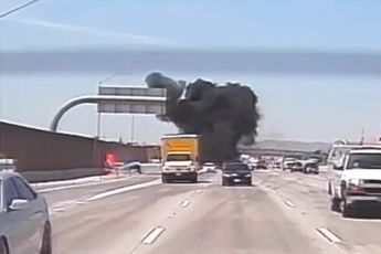 Sportvliegtuig creëert vuurbal na botsing met vrachtwagen op drukke snelweg nabij Los Angeles