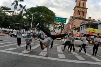 Showtje tijdens het wachten voor verkeerslicht in Medellin heeft zeker wel wat