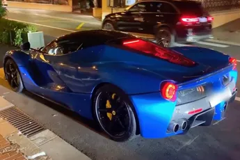 Valet ramt LaFerrari tegen geparkeerde scooters in Monaco