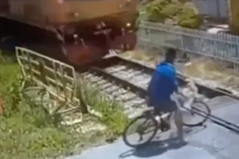 Thai ziet trein bijna over het hoofd