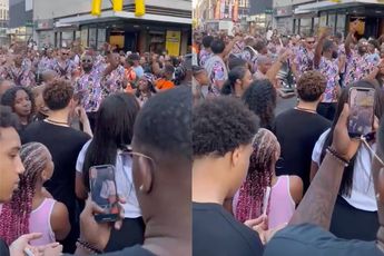 Brassband speelt 'Je hebt de boot gemist' tijdens Zomercarnaval in Rotterdam