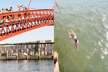 Dame laat turnervaring zien aan de Pythonbrug in Amsterdam