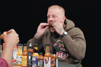 Jebroer ziet er nog slechter uit tijdens tjappen hete kip in Hot Ones