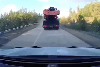 Lekker zo'n achteruit als er een hijskraan op je af komt rollen