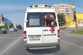 Halfnaakt ontsnappen uit ambulance die je naar psychiatrische instelling moest brengen