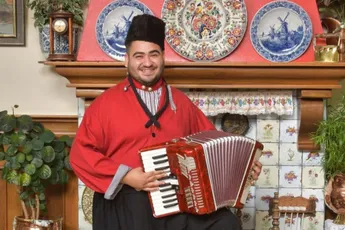 Ammar is veel te Nederlands in clip voor “Turk Uit De Kroeg”