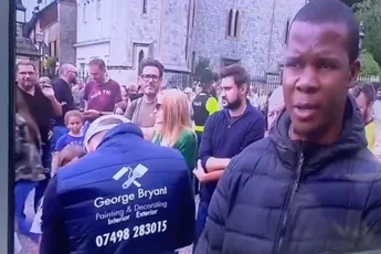 Schilder gebruikt uitzending rondom dood koningin Elizabeth om reclame te maken voor zichzelf