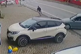 Fietser heeft mazzel dat er wat “airbags” opgehangen werden