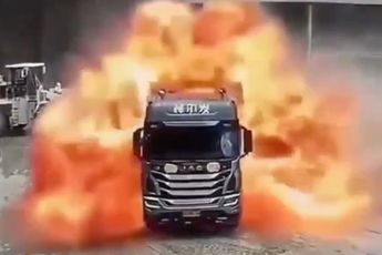 Vrachtwagenchauffeur moet rennen als zijn hydraulische systeem verandert in een vuurbal