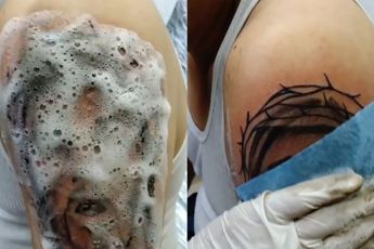 Tattoo van Jezus met een blauwe stuiter