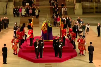 Beveiliger trekt het niet meer en valt flauw naast kist Queen Elizabeth