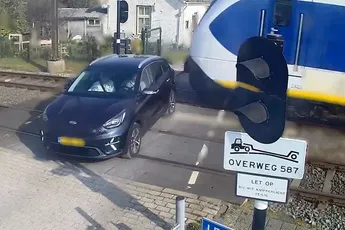 Compilatie van mensen die levensgevaarlijk gedrag vertonen rond het spoor