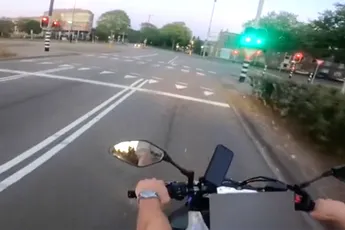 Hardrijdende motorrijder staat er ook van te kijken dat politieauto doorrijdt