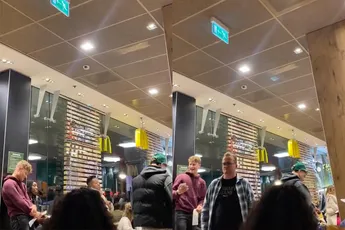 Medewerkster McDonalds in Rotterdam heeft zin in bestellingen omroepen