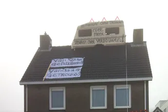 Pasgetrouwd stel in Veldhoven krijgt caravan op dak cadeau