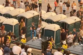 Stelletje kan dixi tijdens Def Leppard-concert van bucketlist strepen