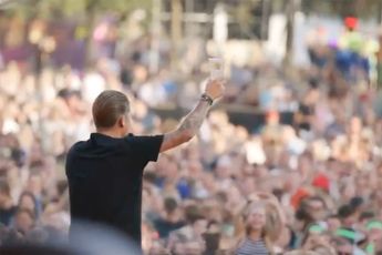 Weer bier gegooid naar Mart Hoogkamer, maar hij vangt biertje en zingt door