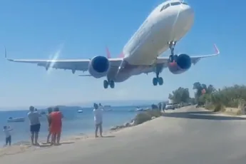 Bizarre landing van WizzAir op Skiathos vanuit andere hoek