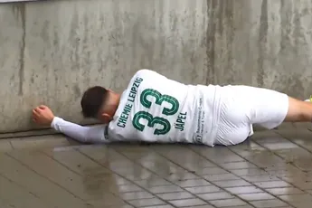 Voetballer Denis Jäpel hielp zichzelf knock-out na poging tot bal binnenhouden