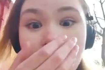 Raket slaat in terwijl meisje videoboodschap aan het opnemen is in Kiev