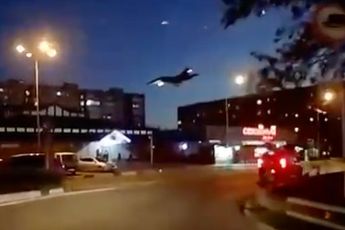 Nieuwe bizarre beelden van Soe-34 straaljager die in Russische flat boorde opgedoken