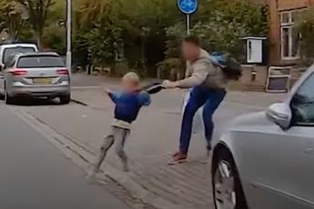 Wakkere vader rukt jochie voor auto weg in Voorburg