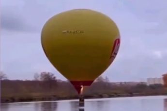 Heteluchtballon haalde even het mandje door het water van Dmitrov